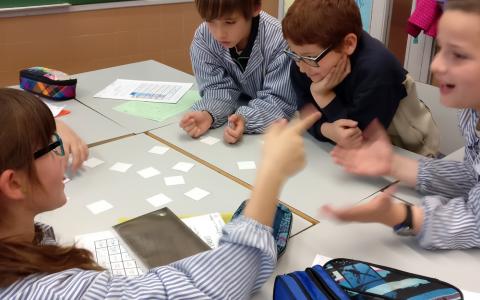 Treballem amb grups heterogenis on ens ajudem els uns als altres